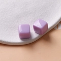 Détail macro de perles cubiques en résine lavande 14mm pour création de bijoux DIY - Violet