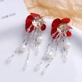 Boucles d'oreilles fleur en soie rouge avec longues pampilles de perles pour mariages - Style Droit Rouge