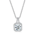 Gros plan d'un pendentif en zircon rond avec serti halo sur une chaîne argentée chic - Collier Zircone Carré