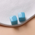 Detailaufnahme der 14mm himmelblauen Würfelperlen aus Harz mit Glanzfinish für DIY Schmuck - Blaugrün
