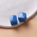 Makro-Detail von 14mm glänzenden blauen Harzwürfeln für DIY Schmuckherstellung Zubehör - Dunkelblau