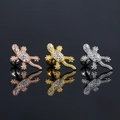 Vista detallada de tres pendientes de lagarto en acabados oro, plata y oro rosa brillante - Forma de Gecko (S-CC076)