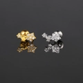 Vista macro de pendientes de circonita con tres estrellas y cierre de rosca en oro y plata - Triple Estrella (S-CC064)