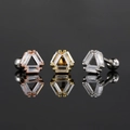 Vista macro de pendientes de triángulo con circón en oro rosa, oro y plata fina - Triángulo Geométrico (S-CC069)