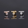 Detalle de pendientes de estrella con circón en oro rosa, oro y plata sobre fondo de espejo - Estrella en Pavé (S-CC072)