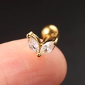 Nahaufnahme eines goldenen Zirkon-Blatt-Ohrsteckers mit Schraubverschluss auf der Hand - Zwei Steine V-Form Marquise (CC004-2) / Gold