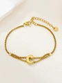 Detail van een vergulde roestvrijstalen dubbele schakelarmband met hanger in de vorm van letter C - Goud C