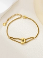 Detail van een vergulde roestvrijstalen armband met een gepolijste letter D hanger - Goud D