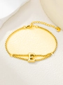 Detailopname van vergulde roestvrijstalen armband met letter E hanger en S.Steel-tag - Goud E