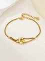 Gedetailleerde macro van de vergulde roestvrijstalen schakelarmband met een letter G-hanger - Goud G