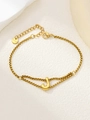 Detail van verstelbare gouden roestvrijstalen armband met een stijlvolle letter J hanger - Goud J