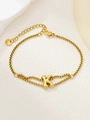 Detail van gouden roestvrijstalen armband met letter K-hanger en een stevige karabijnsluiting - Goud K