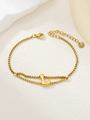 Detail van een dubbellaagse vergulde armband met een gepolijste hanger van de letter L - Goud L
