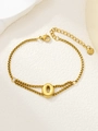 Detail van de vergulde roestvrijstalen schakelarmband met een letter O hanger - Goud O