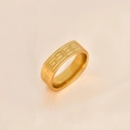 Makro-Detail eines goldenen Edelstahlrings mit griechischem Mäandermuster auf Seide - US 6 / Meander