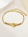 Detail van een dubbellaagse gouden roestvrijstalen armband met een 3D-letter P-hanger - Goud P