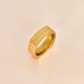 Detailansicht eines goldenen Edelstahlrings mit Keltenknoten-Relief und Flechtmuster-Design - US 6 / Keltischer Knoten