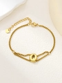 Detailopname van de vergulde letter Q-hanger met een verstelbare box-ketting schakel - Goud Q