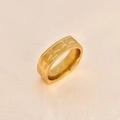 Luxuriöser goldener Edelstahlring mit geprägtem H-Kettenmuster auf Satin-Hintergrund - US 6 / Kreuz