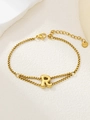 Detail van een 3D vergulde letter R hanger aan een roestvrijstalen schakelarmband - Goud R