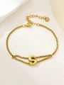 Detailweergave van een vergulde dubbellaagse armband met een 3D letter S hanger - Goud S