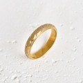 Bague en acier inoxydable doré brossé avec motif de vagues argentées pour femmes - US 6 / Or