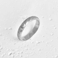 Détail macro de la texture sablée mate et des motifs de relief ovales sur la bague en argent - US 6 / Argent