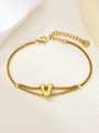 Detail van vergulde dubbellaagse armband met een centrale letter V hanger en karabijnslot - Goud V