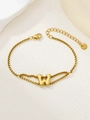 Detail van een vergulde roestvrijstalen letter W-hanger aan een dubbellaagse armband - Goud W