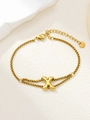 Detail van vergulde box chain armband met een glanzende X-hanger en een karabijnsluiting - Goud X
