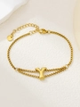 Gedetailleerd beeld van gouden dubbellaagse armband met een gepolijste letter Y-bedel - Goud Y