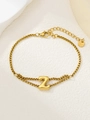 Gedetailleerd zicht op een vergulde roestvrijstalen armband met een letter Z hanger - Goud Z