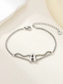 Détail du bracelet en acier inoxydable argenté avec un pendentif poli en forme de lettre A - Argent A