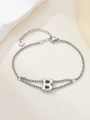 Vue macro du bracelet double chaîne en acier inoxydable argenté avec pendentif lettre B - Argent B