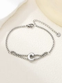 Vue détaillée d'un bracelet double couche en acier inoxydable argenté avec pendentif C - Argent C