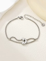Détail d'un bracelet en acier inoxydable argenté avec un pendentif poli en forme de lettre D - Argent D