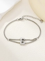 Detail van zilveren roestvrijstalen dubbele kettingarmband met hanger van de letter E - Zilver E