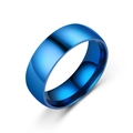 Macro-detail van hooggepolijste elektrisch blauwe titanium stalen ring met spiegel - Maat 7 / 8MM Blauw
