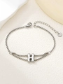 Detail van zilveren roestvrijstalen dubbellaagse armband met een H-vormige hanger - Zilver H