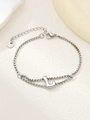 Detail van zilveren dubbele ketting roestvrijstalen armband met letter L hanger en sluiting - Zilver L