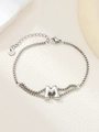 Gedetailleerde close-up van een zilveren roestvrijstalen armband met 3D-letter M bedel - Zilver M