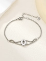 Detail van zilveren roestvrijstalen schakelarmband met letter O hanger en kreeftsluiting - Zilver O