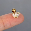 Goldener Kronen-Knorpelstecker mit Marquise-Zirkonia, gehalten von Fingerspitzen - Drei Steine Marquise Krone (CC107-2) / Gold