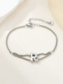 Detail van een zilveren roestvrijstalen armband met gepolijste letter R hanger en verlengstuk - Zilver R