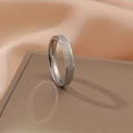 Bague minimaliste en acier inoxydable argenté givré sur étui en cuir marron - Taille 5 / 4mm / Argent