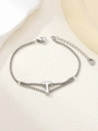 Detail van een dubbellaagse roestvrijstalen armband met een gepolijste letter T-hanger - Zilver T