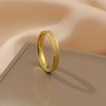 Bague en acier inoxydable doré brossé avec intérieur poli sur support en satin - Taille 5 / 4mm / Or