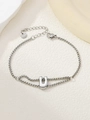 Detail van zilveren roestvrijstalen box-kettingarmband met U-vormige bedel en karabijnslot - Zilver U