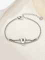 Detailopname van zilveren dubbellaagse roestvrijstalen armband met V-hanger - Zilver V