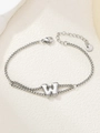 Macro-detail van de zilveren roestvrijstalen schakelarmband met letter W-bedeltje en karabijnslot - Zilver W